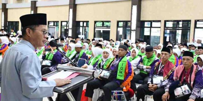 Kakanwil Depag Sumsel, Safitri Irwan melepas jemaah haji kloter 9 di Asrama Haji Palembang, Kamis (23/5/2024). Foto: Sumselheadline/Pitria.