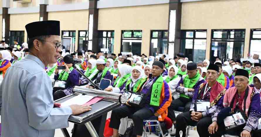 Kakanwil Depag Sumsel, Safitri Irwan melepas jemaah haji kloter 9 di Asrama Haji Palembang, Kamis (23/5/2024). Foto: Sumselheadline/Pitria.