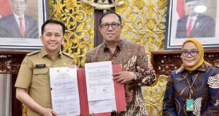 Penjabat Gubernur Sumatera Selatan, Agus Fatoni melakukan penandatanganan Memorandum of Understanding (MoU) atau nota kesepahaman Jejaring Pengampuan Layanan Prioritas antara Rumah Sakit Pengampu Nasional dan Rumah Sakit Pengampu Regional Pemprov Sumsel. Foto: Humas Pemprov Sumsel
