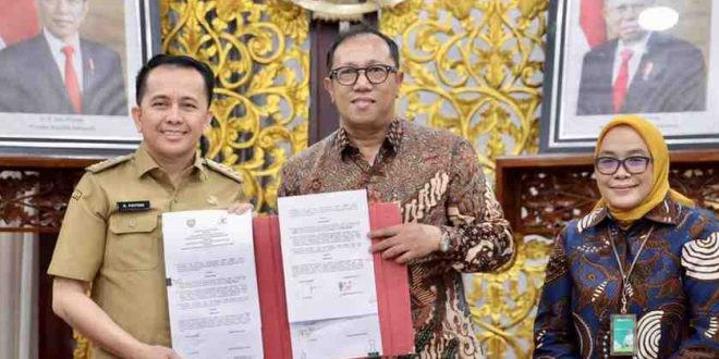 Penjabat Gubernur Sumatera Selatan, Agus Fatoni melakukan penandatanganan Memorandum of Understanding (MoU) atau nota kesepahaman Jejaring Pengampuan Layanan Prioritas antara Rumah Sakit Pengampu Nasional dan Rumah Sakit Pengampu Regional Pemprov Sumsel. Foto: Humas Pemprov Sumsel