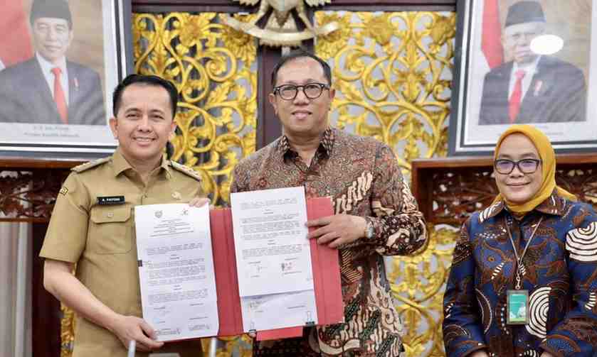 Penjabat Gubernur Sumatera Selatan, Agus Fatoni melakukan penandatanganan Memorandum of Understanding (MoU) atau nota kesepahaman Jejaring Pengampuan Layanan Prioritas antara Rumah Sakit Pengampu Nasional dan Rumah Sakit Pengampu Regional Pemprov Sumsel. Foto: Humas Pemprov Sumsel