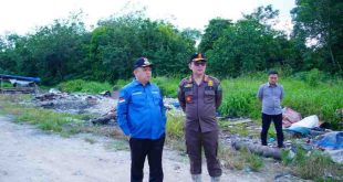 Pj Bupati Muba, Sandi Fahlepi meninjau TPA Bayung Lencir yang sudah tak mampu lagi menampung sampah warga, Jumat (17/5/2024). Foto: Kominfo Muba.