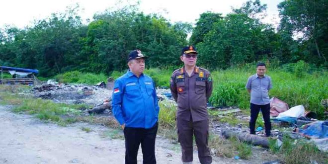 Pj Bupati Muba, Sandi Fahlepi meninjau TPA Bayung Lencir yang sudah tak mampu lagi menampung sampah warga, Jumat (17/5/2024). Foto: Kominfo Muba.