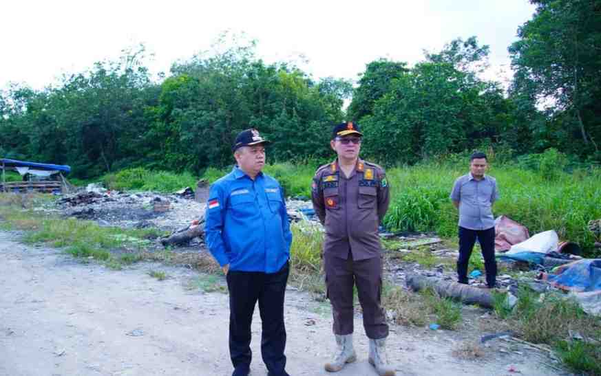 Pj Bupati Muba, Sandi Fahlepi meninjau TPA Bayung Lencir yang sudah tak mampu lagi menampung sampah warga, Jumat (17/5/2024). Foto: Kominfo Muba.