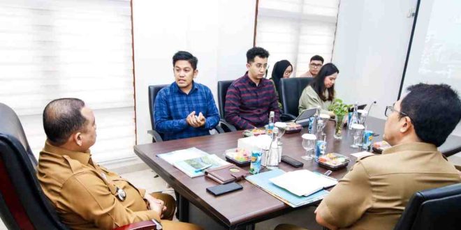 Pj Bupati Muba, Sandi Fahlepi menerima kunjungan Lingkar Temu Kabupaten Lestari (LTKL) di kantor perwakilan Muba di Palembang, Senin (20/5/2024). Foto: Kominfo Muba.