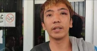 Satria dengan mata kirinya yang lebam dipikul, Jumat (3/5/2024). Foto: Sumselheadline/Ela.