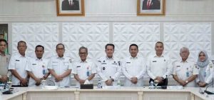 Pj Gubernur Sumsel, Agus Fatoni usai memberikan pengarahan kepada auditor dan pengawas penyelenggaraan urusan Pemerintahan Daerah di lingkungan Inspektorat Daerah Provinsi Sumsel, Rabvu (8/5/2024). Foto: Humas Pemprov Sumsel.