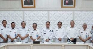 Pj Gubernur Sumsel, Agus Fatoni usai memberikan pengarahan kepada auditor dan pengawas penyelenggaraan urusan Pemerintahan Daerah di lingkungan Inspektorat Daerah Provinsi Sumsel, Rabvu (8/5/2024). Foto: Humas Pemprov Sumsel.