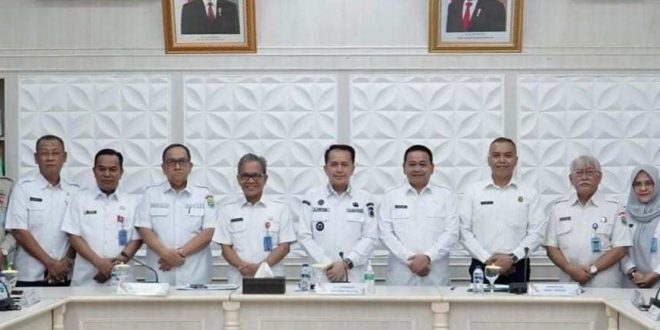 Pj Gubernur Sumsel, Agus Fatoni usai memberikan pengarahan kepada auditor dan pengawas penyelenggaraan urusan Pemerintahan Daerah di lingkungan Inspektorat Daerah Provinsi Sumsel, Rabvu (8/5/2024). Foto: Humas Pemprov Sumsel.