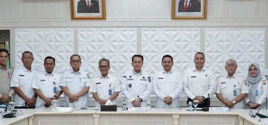 Pj Gubernur Sumsel, Agus Fatoni usai memberikan pengarahan kepada auditor dan pengawas penyelenggaraan urusan Pemerintahan Daerah di lingkungan Inspektorat Daerah Provinsi Sumsel, Rabvu (8/5/2024). Foto: Humas Pemprov Sumsel.