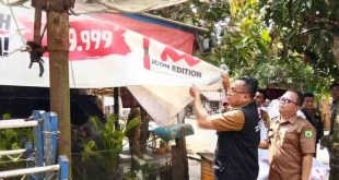 Tim petugas menurunkan spanduk tentang rokok di warung-warung di Kecamatan Sungau Keruh, Muba, demi hidup sehat, Sabtu (25/5/2024). Foto: Dok Dinkes Muba.