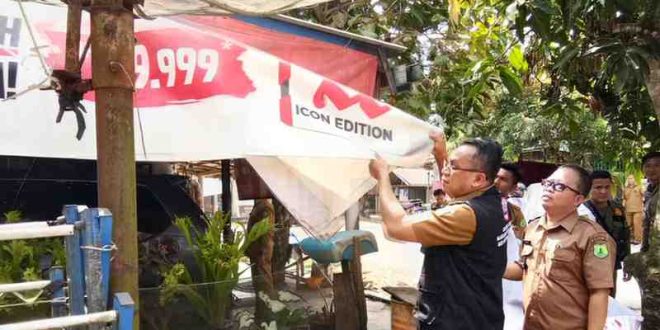 Tim petugas menurunkan spanduk tentang rokok di warung-warung di Kecamatan Sungau Keruh, Muba, demi hidup sehat, Sabtu (25/5/2024). Foto: Dok Dinkes Muba.