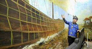 Pj Gubernur Sumsel, Agus Fatoni saat meninjau taman perbakalah Sriwijaya. Foto: Humas Pemprov Sumsel.