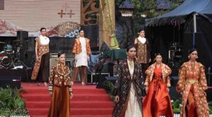 Pragawati yang tampil dengan jumputan Gambo Muba tampil di Fashion Show di HUT Dekranas di Solo, Kamis (16/5/2024). Foto: Kominfo Muba.
