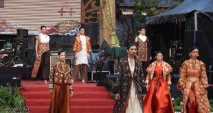 Pragawati yang tampil dengan jumputan Gambo Muba tampil di Fashion Show di HUT Dekranas di Solo, Kamis (16/5/2024). Foto: Kominfo Muba.