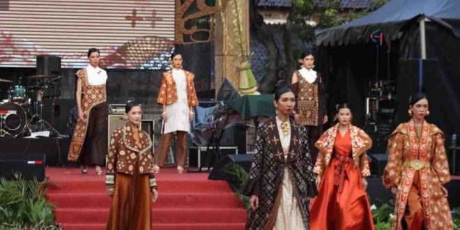 Pragawati yang tampil dengan jumputan Gambo Muba tampil di Fashion Show di HUT Dekranas di Solo, Kamis (16/5/2024). Foto: Kominfo Muba.