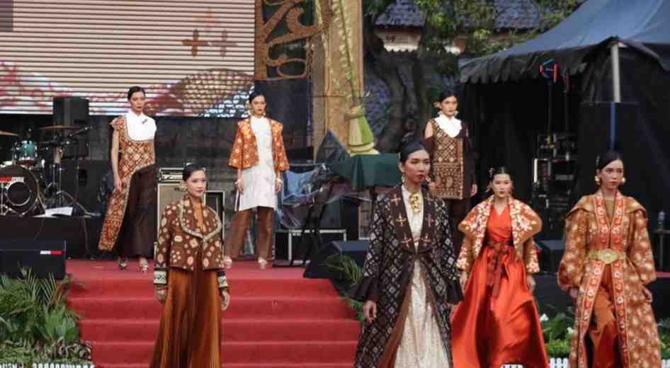 Pragawati yang tampil dengan jumputan Gambo Muba tampil di Fashion Show di HUT Dekranas di Solo, Kamis (16/5/2024). Foto: Kominfo Muba.