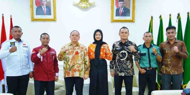 Neshya (baju kuning) siswa asal Muba mewakili Sumsel ikuti seleksi Paskibraka di Tingkat Nasional, saat bersilaturrahmi dengan Pj Bupati Muba, Sandi Fahlepi, Kamis (30/5/2024). Foto: Kominfo Muba.