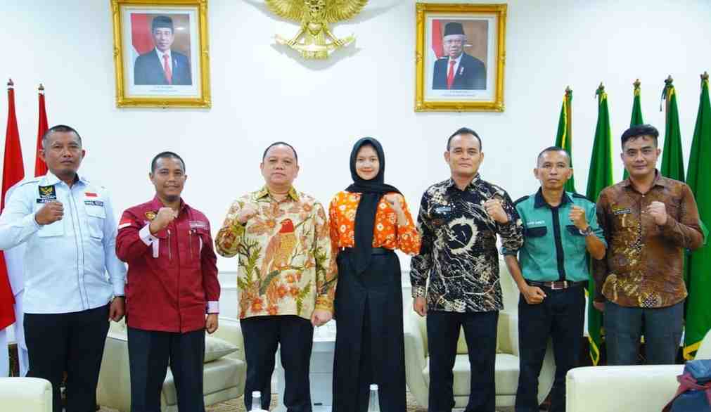 Neshya (baju kuning) siswa asal Muba mewakili Sumsel ikuti seleksi Paskibraka di Tingkat Nasional, saat bersilaturrahmi dengan Pj Bupati Muba, Sandi Fahlepi, Kamis (30/5/2024). Foto: Kominfo Muba.