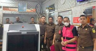 Oknum Pejabat Pelaksana Kegiatan (PPK) Diknas Provinsi Sumsel, JP ditahan kejaksaan negeri OKU, Kamis (30/5/2024). Foto: Dok Kejati Sumsel.