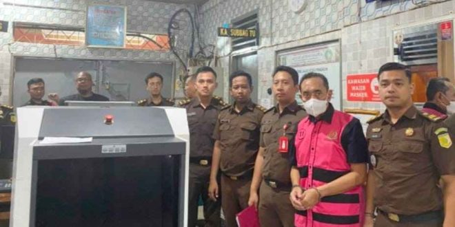 Oknum Pejabat Pelaksana Kegiatan (PPK) Diknas Provinsi Sumsel, JP ditahan kejaksaan negeri OKU, Kamis (30/5/2024). Foto: Dok Kejati Sumsel.