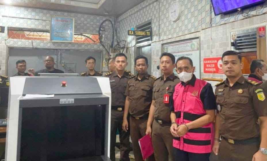 Oknum Pejabat Pelaksana Kegiatan (PPK) Diknas Provinsi Sumsel, JP ditahan kejaksaan negeri OKU, Kamis (30/5/2024). Foto: Dok Kejati Sumsel.