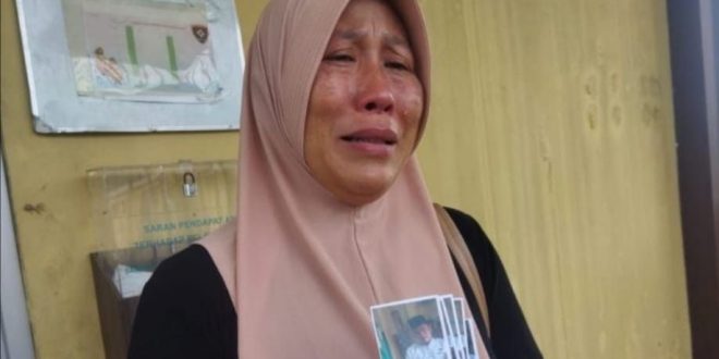 Nurhasanawati (44), warga Kota Agung, Kabupaten Lahat, melapor ke Polrestabes Palembang atas hilangnua suaminya, Kamis (2/5/2024). Foto: Sumselheadline/Ela.