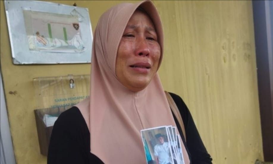 Nurhasanawati (44), warga Kota Agung, Kabupaten Lahat, melapor ke Polrestabes Palembang atas hilangnua suaminya, Kamis (2/5/2024). Foto: Sumselheadline/Ela.