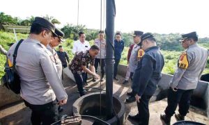 Kapolda Sumsel Irjen Pol A Rachmad Wibowo menijau langsung lokasi bekas galian minyak ilegal di Sungai Angit, Babat Toman, Muba. Foto: Kominfo Muba.