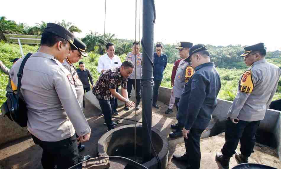Kapolda Sumsel Irjen Pol A Rachmad Wibowo menijau langsung lokasi bekas galian minyak ilegal di Sungai Angit, Babat Toman, Muba. Foto: Kominfo Muba.