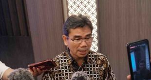 Direktur Eksekutif Lembaga Survei Indonesia (LSI) Djayadi Hanan, PhD saat diwawancara wartawan. Foto: Sumselheadline/Fer.