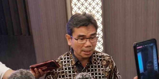 Direktur Eksekutif Lembaga Survei Indonesia (LSI) Djayadi Hanan, PhD saat diwawancara wartawan. Foto: Sumselheadline/Fer.