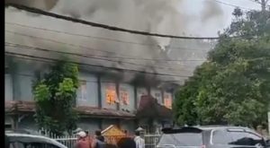 Bangunan asrama siswa MAN 3 Kayuagung yang dilalap api, Sabtu (4/5/2024) pagi. Foto: screenshot medsos.