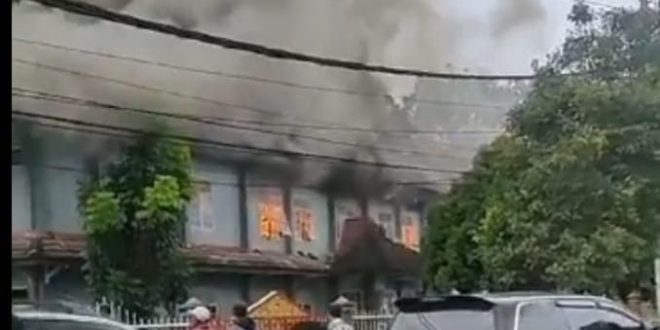 Bangunan asrama siswa MAN 3 Kayuagung yang dilalap api, Sabtu (4/5/2024) pagi. Foto: screenshot medsos.