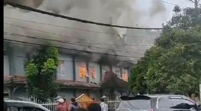 Bangunan asrama siswa MAN 3 Kayuagung yang dilalap api, Sabtu (4/5/2024) pagi. Foto: screenshot medsos.