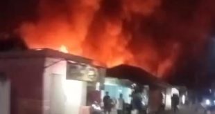 Kobaran api melahan 14 unit rumah di asrama TNI di Skojo, Palembang, Jumat (24/5/2024) malam. Foto: screenshot medsos.