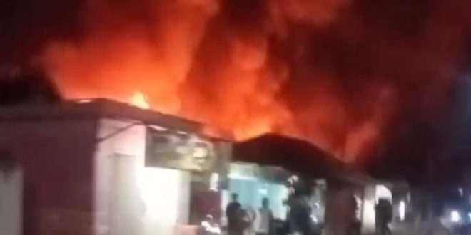 Kobaran api melahan 14 unit rumah di asrama TNI di Skojo, Palembang, Jumat (24/5/2024) malam. Foto: screenshot medsos.