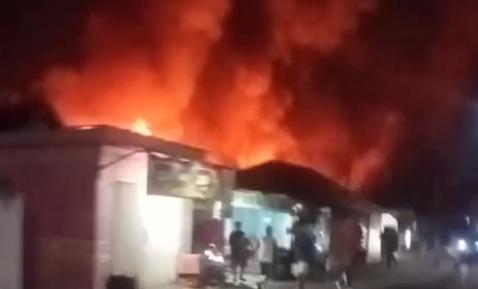 Kobaran api melahan 14 unit rumah di asrama TNI di Skojo, Palembang, Jumat (24/5/2024) malam. Foto: screenshot medsos.