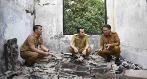 Pj Gubernur Sumsel, Agus Fatoni didampingi Pj Bupati OKI Asmar Wijaya saat meninjau ruangan asrama siswa SMAN Kayuagung yang terbakar, Selasa (7/5/2024). Foto: Humas Pemprov Sumsel.