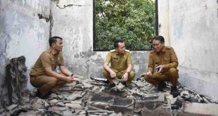 Pj Gubernur Sumsel, Agus Fatoni didampingi Pj Bupati OKI Asmar Wijaya saat meninjau ruangan asrama siswa SMAN Kayuagung yang terbakar, Selasa (7/5/2024). Foto: Humas Pemprov Sumsel.