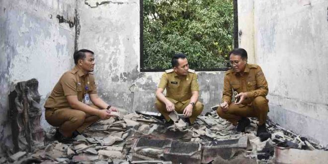 Pj Gubernur Sumsel, Agus Fatoni didampingi Pj Bupati OKI Asmar Wijaya saat meninjau ruangan asrama siswa SMAN Kayuagung yang terbakar, Selasa (7/5/2024). Foto: Humas Pemprov Sumsel.