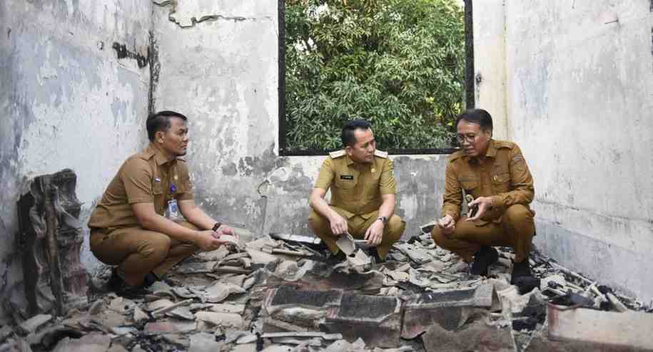 Pj Gubernur Sumsel, Agus Fatoni didampingi Pj Bupati OKI Asmar Wijaya saat meninjau ruangan asrama siswa SMAN Kayuagung yang terbakar, Selasa (7/5/2024). Foto: Humas Pemprov Sumsel.