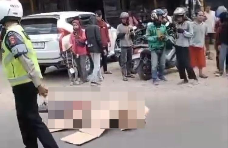 Polisi melakukan olah TKP atas tewasnya pengendara di Jl MP Mangkunegara, Palembang, Senin (20/5/2024). Foto: Sumselheadline/Ela.