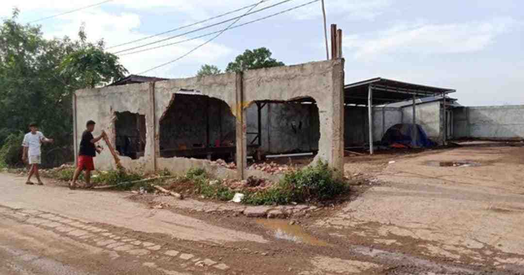 Lokasi bangunan di Kertapati yang didatangi polisi, karena ada laporan tempat minyak ilegal, Minggu (18/5/2024).Foto: Sumselheadline/Ela.