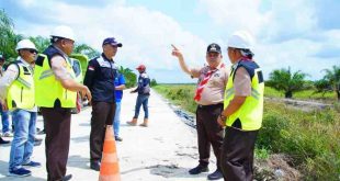 Pj Bupati Muba meninjau jalan penghubung di Kecamatan Lalan, Rabu (29/5/2024). Foto: Kominfo Muba.