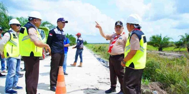 Pj Bupati Muba meninjau jalan penghubung di Kecamatan Lalan, Rabu (29/5/2024). Foto: Kominfo Muba.