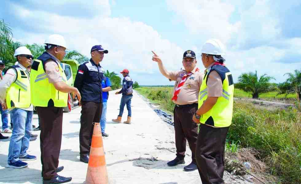 Pj Bupati Muba meninjau jalan penghubung di Kecamatan Lalan, Rabu (29/5/2024). Foto: Kominfo Muba.