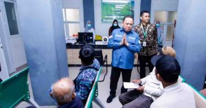 Pj Bupati Muba, Sandi Fahlepi yang meninjau pelayanan medis di RSUD Bayung Lencir, Jumat (17/5/2024). Foto: Kominfo MUba.