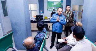 Pj Bupati Muba, Sandi Fahlepi yang meninjau pelayanan medis di RSUD Bayung Lencir, Jumat (17/5/2024). Foto: Kominfo MUba.