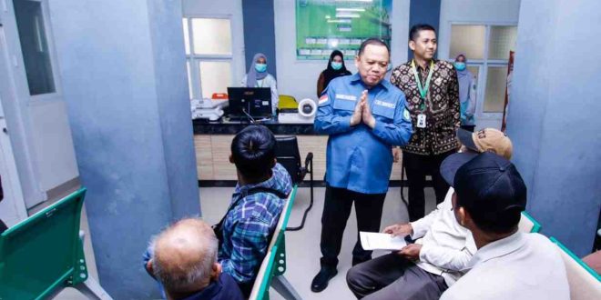 Pj Bupati Muba, Sandi Fahlepi yang meninjau pelayanan medis di RSUD Bayung Lencir, Jumat (17/5/2024). Foto: Kominfo MUba.